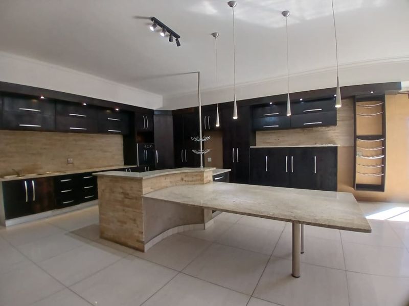 5 Bedroom Freestanding House with Flat 🤩 - Photo 8