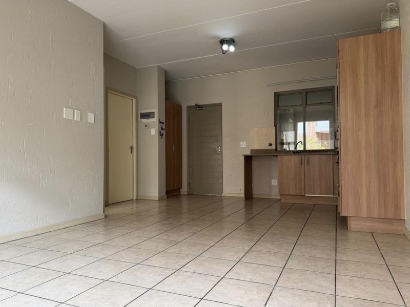 Bachelor apartment in Lonehill - Photo 4