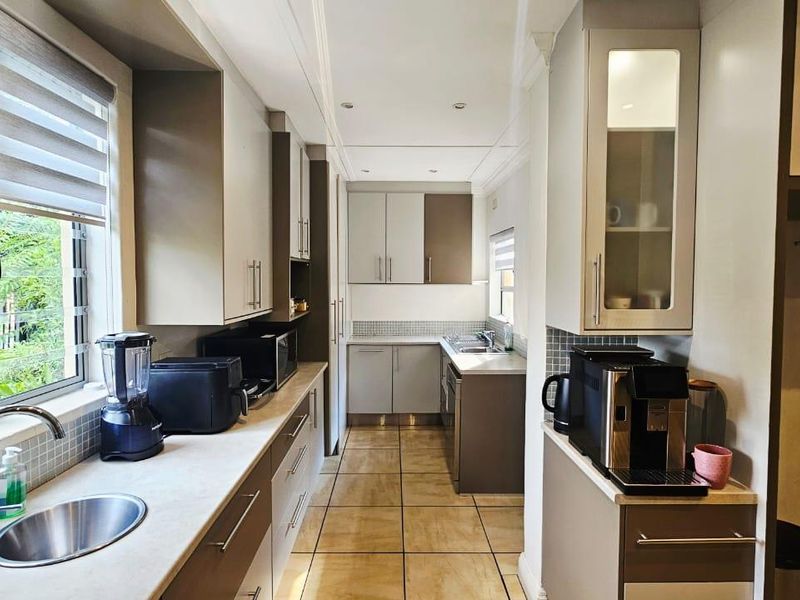 Stunning Family Home for Rent in a Desired Area - Photo 3