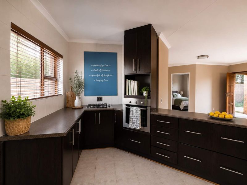 LOW MAINTENANCE FACE BRICK HOME IN THE NORTH - Photo 3