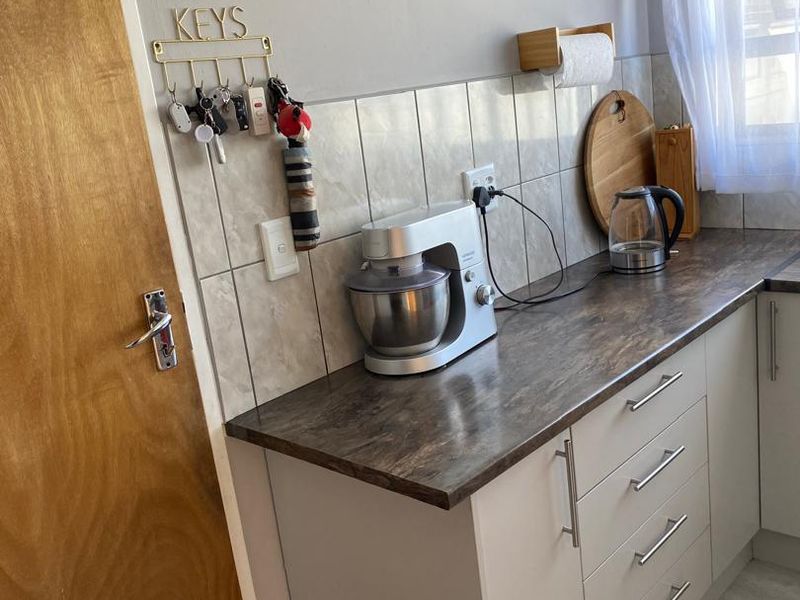 Lovely 4 Bedroom House For Sale - Photo 4