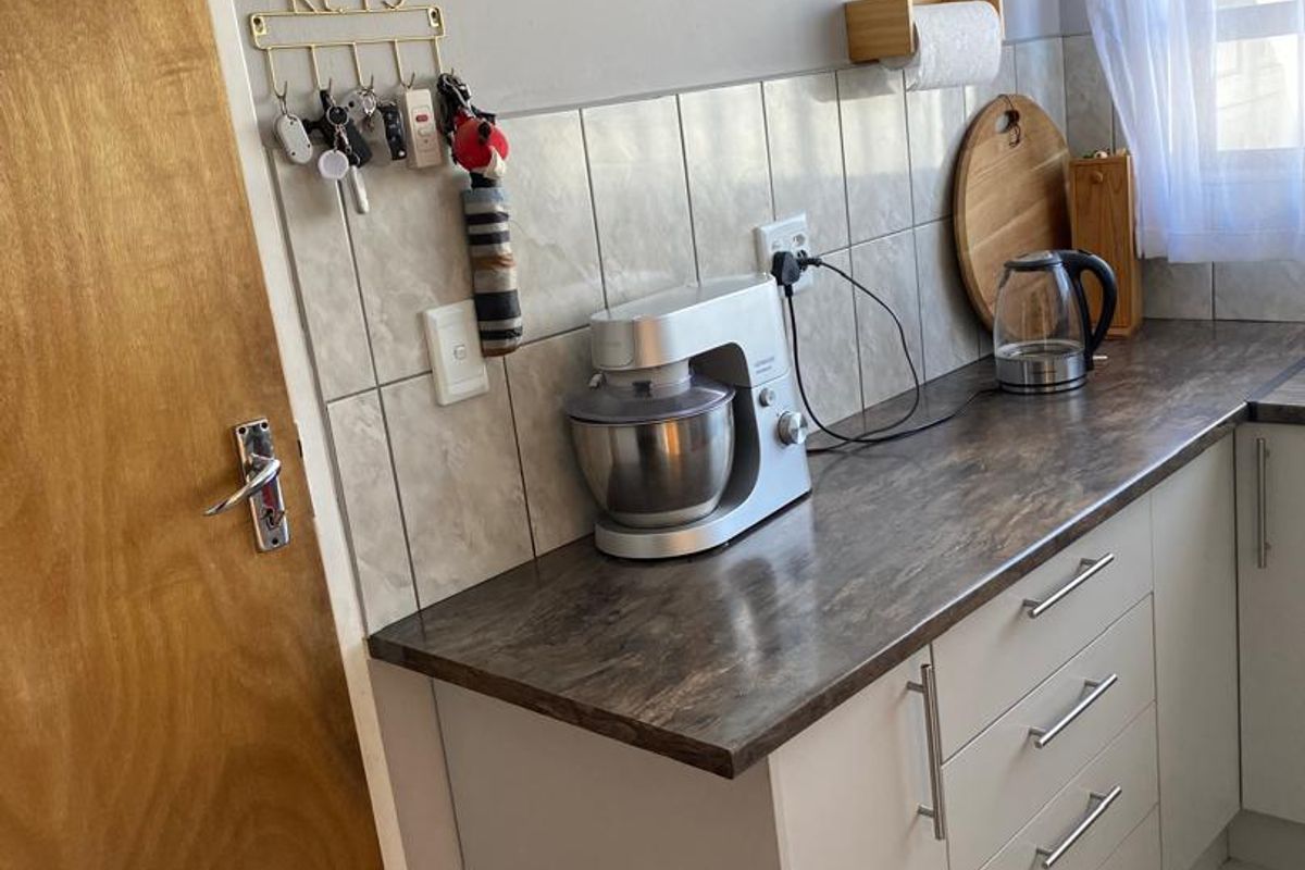 Lovely 4 Bedroom House For Sale - Photo 4