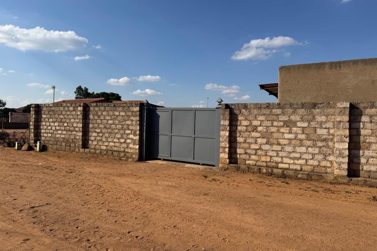 Investment property for sale in Soshanguve block X - Photo 2