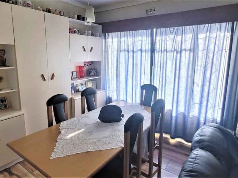 Brackendowns Elegant Family Home - Photo 6