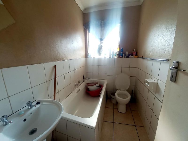 A 2 BEDROOM APARTMENT - Photo 7