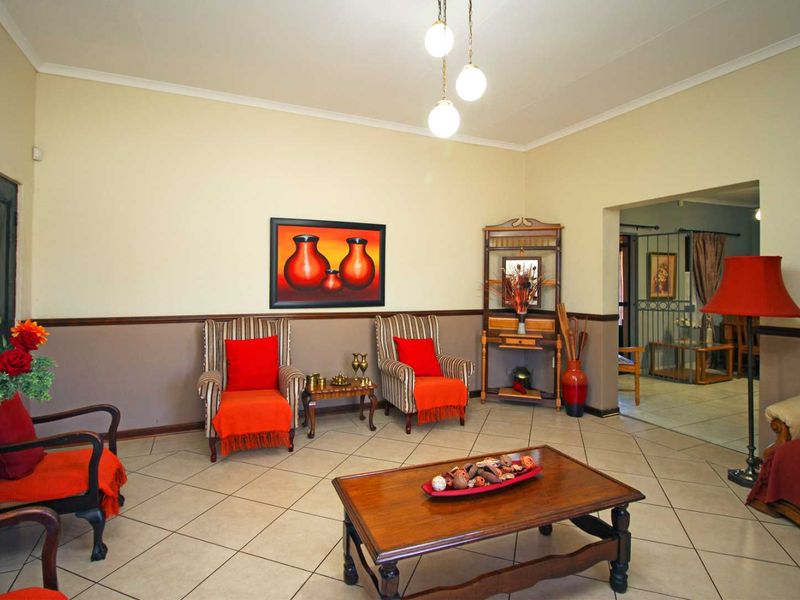 Stunning Family Home with Entertainment Area, Double Garage & Electric Fencing! - Photo 6