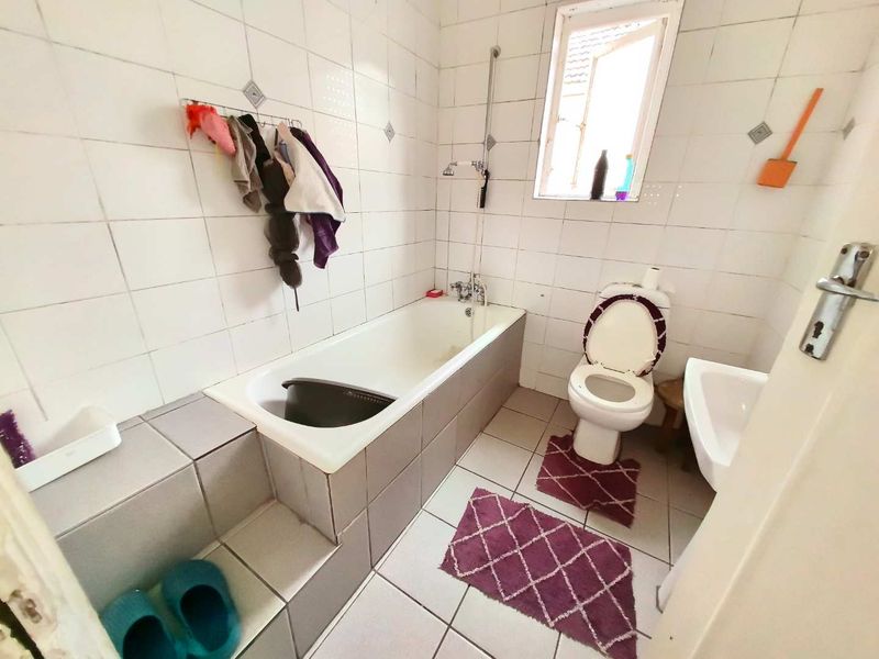 3 Bedroom Semi Detached Home, Kensington - Photo 8