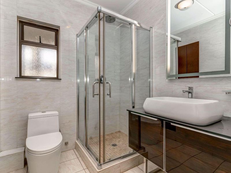 A Modern Ground Floor Unit - Photo 6