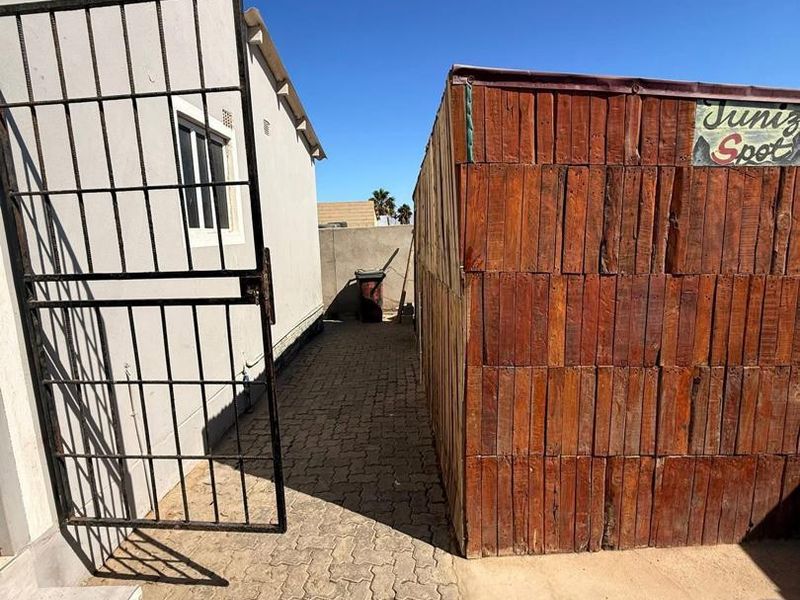 FOR SALE:4 bedrooms double story house plus 4 rental rooms for sale in Mondesa, Swakopmund , Selling price N$1270,000 cost included. Perfect for investment. - Photo 10