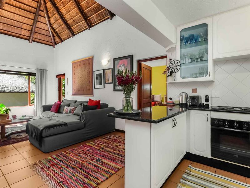 TOP FLOOR APARTMENT, BOASTING LOADS OF NAURAL LIGHT, HIGH CEILINGS AND IN A FANTASTIC LOCATION - Photo 3