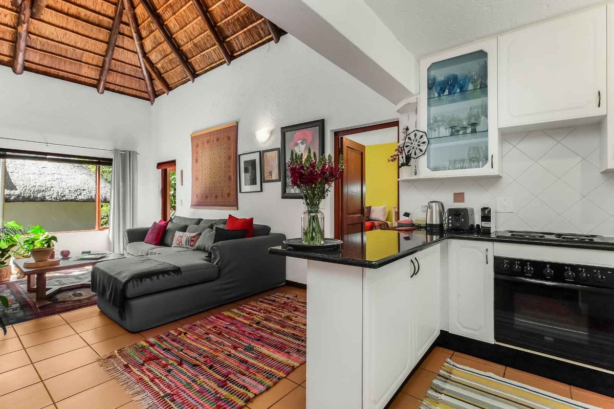 TOP FLOOR APARTMENT, BOASTING LOADS OF NAURAL LIGHT, HIGH CEILINGS AND IN A FANTASTIC LOCATION - Photo 3