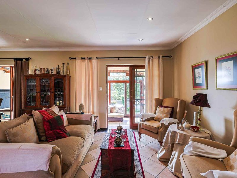 SPACIOUS FAMILY HOME | PET FRIENDLY | SECURE ESTATE LIVING IN MORELETA PARK - Photo 6