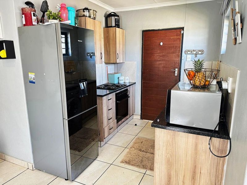 COZY 3 BED IN LEOPARD'S REST ESTATE.. - Photo 2