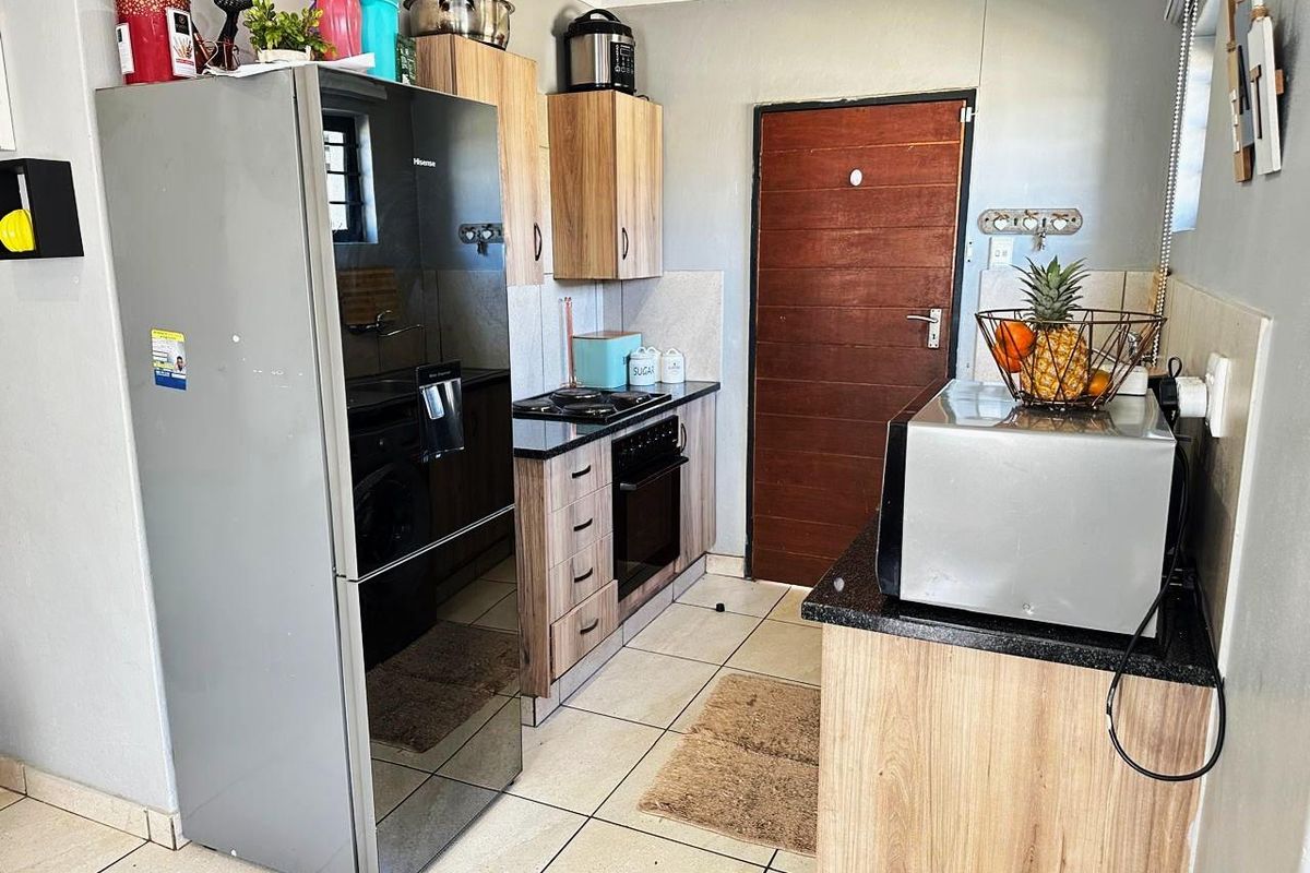 COZY 3 BED IN LEOPARD'S REST ESTATE.. - Photo 2