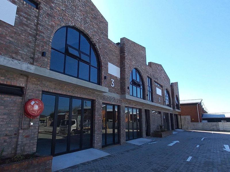New and popular development - Double storey unit with good natural light! - Photo 8