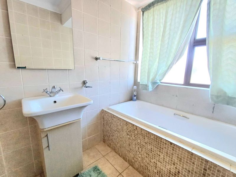 Newly renovated top floor unit in Saratoga Townhouse Complex - Photo 4