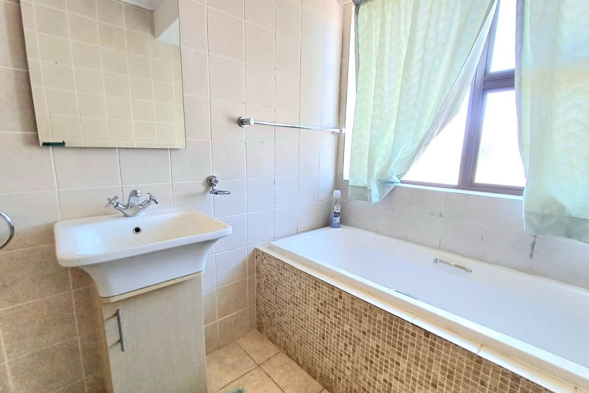 Newly renovated top floor unit in Saratoga Townhouse Complex - Photo 4