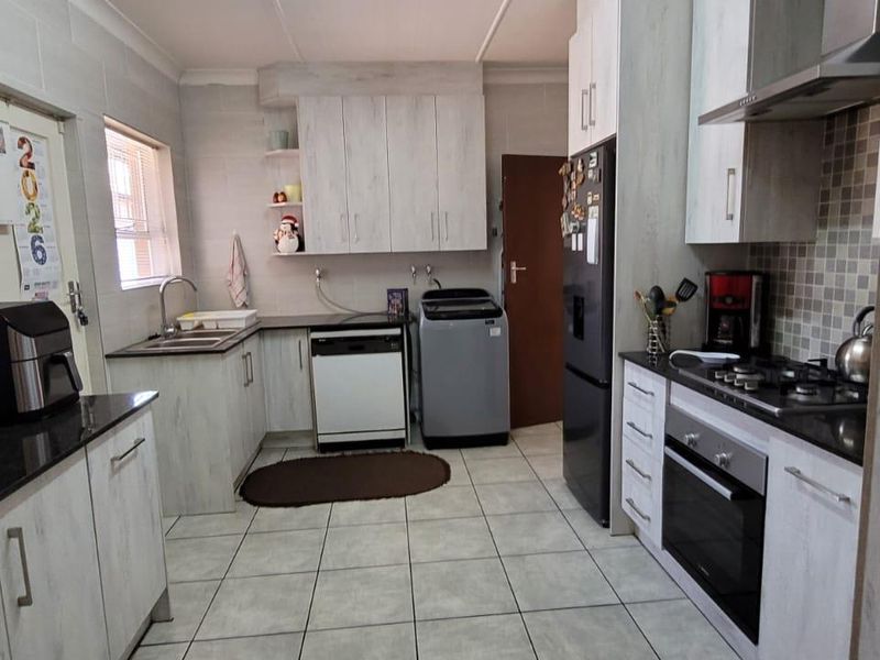 Dual-Living Potential in Randhart - Photo 3