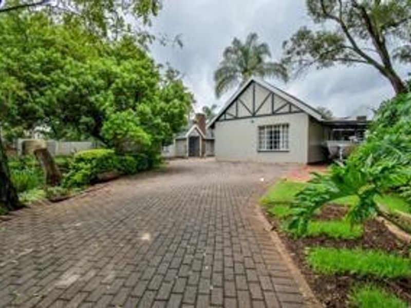 WIERDAPARK - MODERN UPGRADED 4 BEDROOM HOUSE WITH A FULL FLATLET. - Photo 3