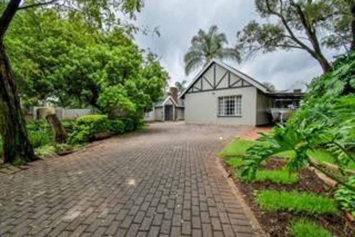 WIERDAPARK - MODERN UPGRADED 4 BEDROOM HOUSE WITH A FULL FLATLET. - Photo 3