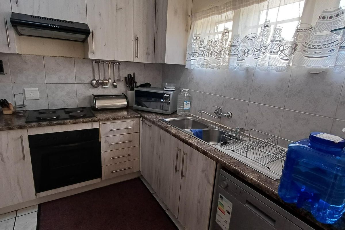 Neat as a pin - Photo 4