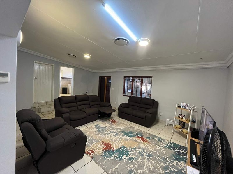 Spacious 5 Bedroom Family Home in Keidebees – Entertainer’s Dream - Photo 7