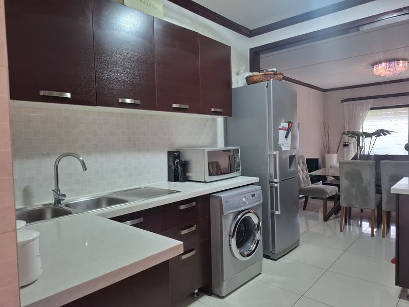 Live in the centre of it all- before it's all gone - Photo 2