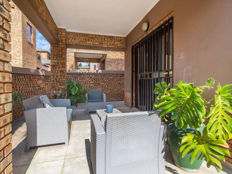 Stunning duplex townhouse For Sale in Willowbrook - Photo 5