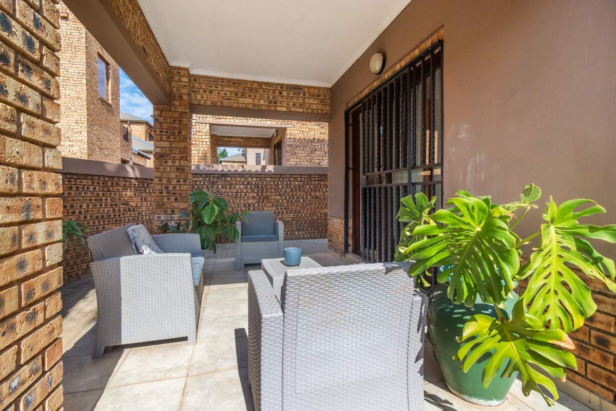 Stunning duplex townhouse For Sale in Willowbrook - Photo 5