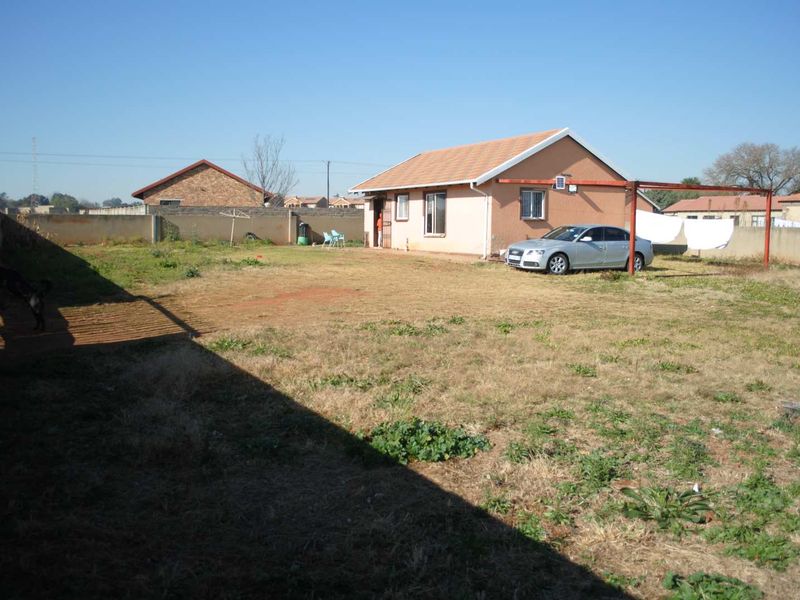 Cozy 3 Bedroom home - Photo 3