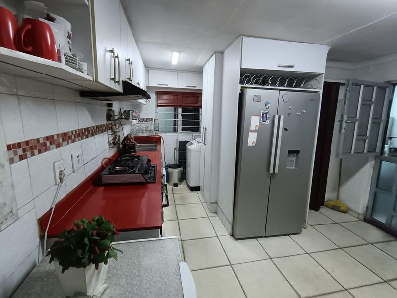 Stylish Family Living with a Separate 2-Bedroom Outbuilding - Photo 5