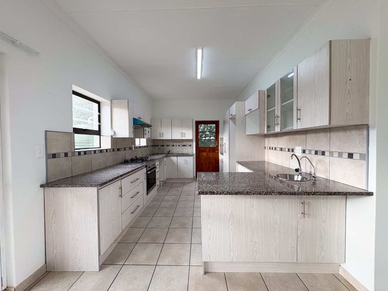 Safe and serene coastal living - Stilbaai-Wes. - Photo 8