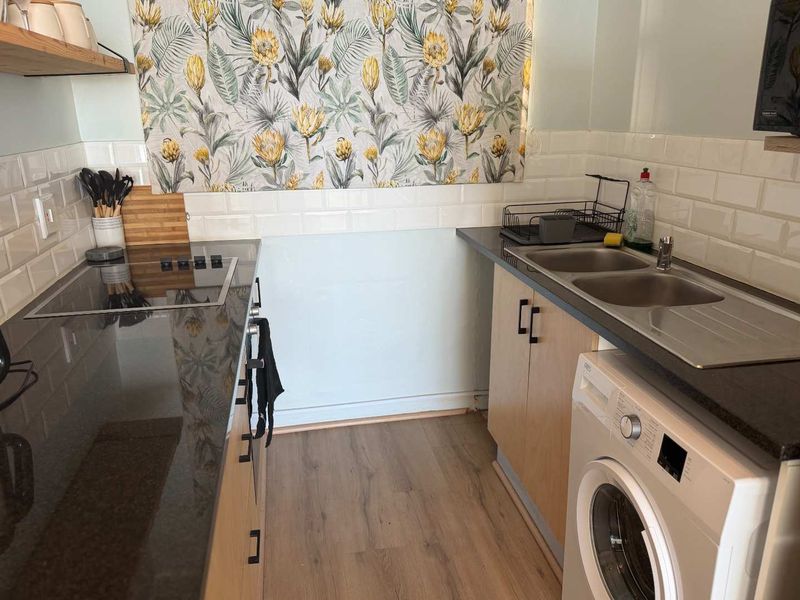 Charming fully furnished secure 2-bedroom apartment in Simons Town - Photo 5
