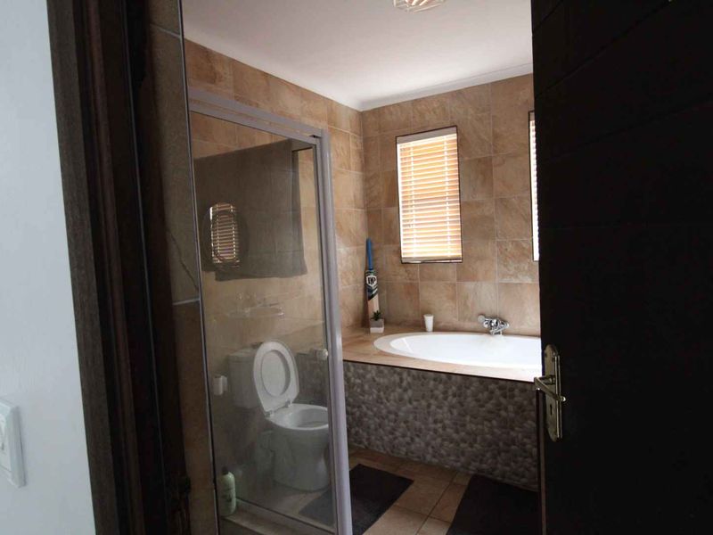 Sensational and Stylish open plan living close to schools. - Photo 7