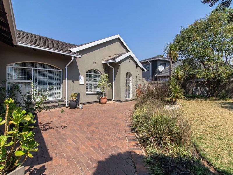 DREAM HOME IN BRACKENHURST!  Space, Comfort, and Style - Photo 4