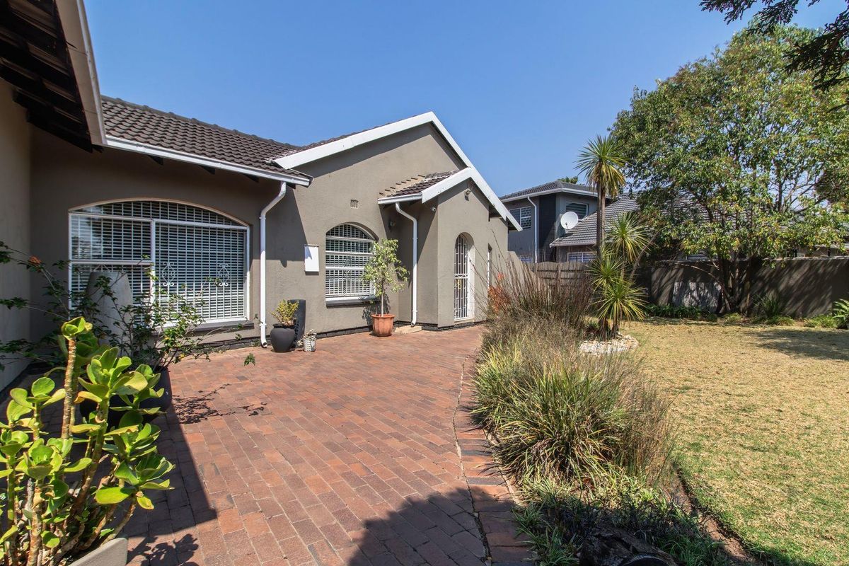 DREAM HOME IN BRACKENHURST!  Space, Comfort, and Style - Photo 4