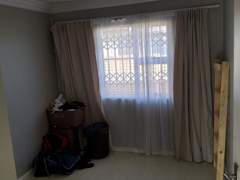 **Modern  3-Bedroom  with BIC, for family or investment for holiday Townhouse in Secure Gonubie Palms Community** - Photo 9