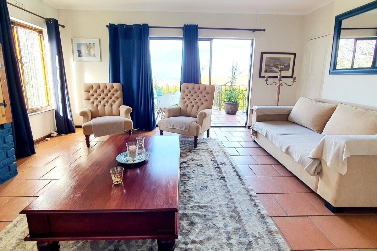 Spacious 1-Bed Apartment in Heldervue with Fireplace & Patio! - Photo 3