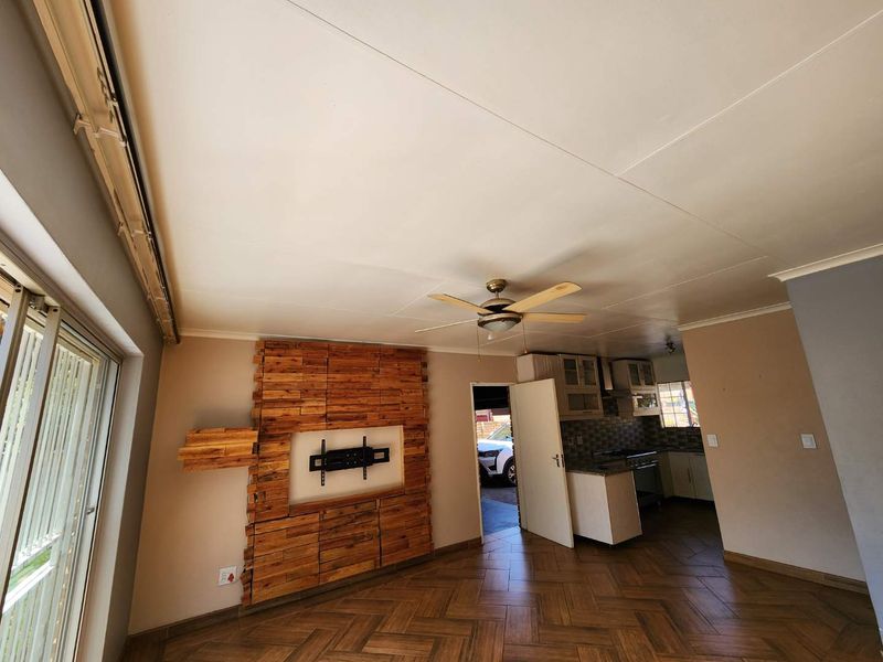 Immaculate simplex unit with own private garden - Photo 4