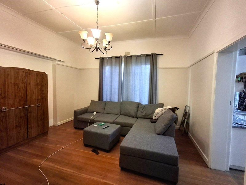 Main House & Flat: Perfect for Extended Family Living - Photo 4