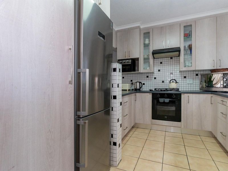 Perfect Lock-Up-and-Go 2-Bedroom Duplex in Norkem Park - Photo 8