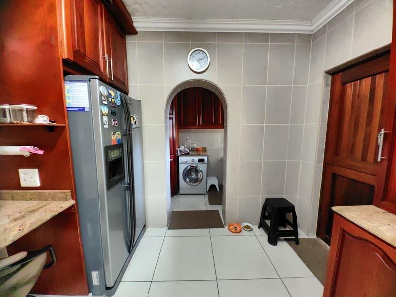 Grand Family Residence with Exceptional Entertainment Spaces in Veld En Vlei - Photo 10