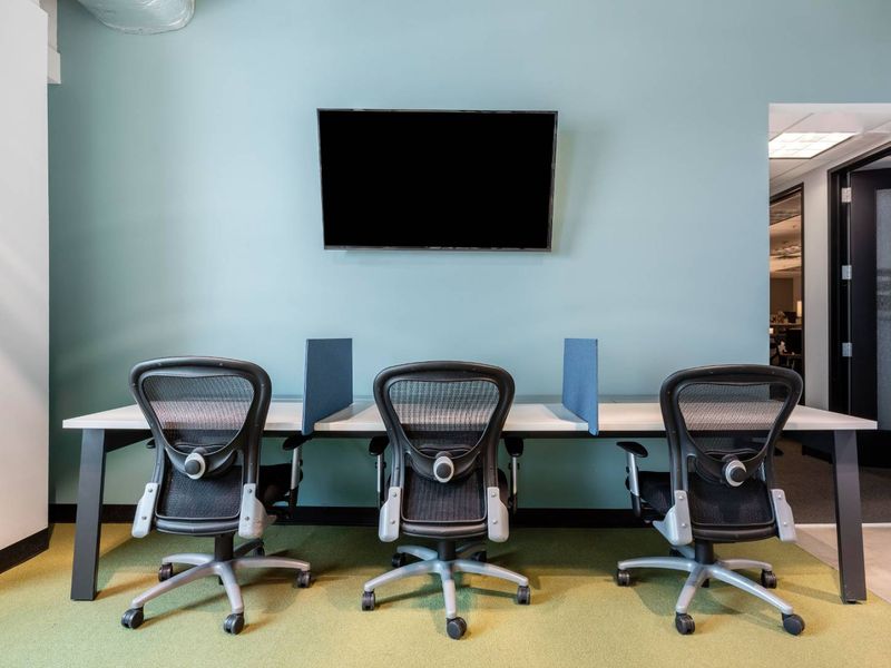 Find a dedicated desk in Regus Silver Lakes - Photo 1