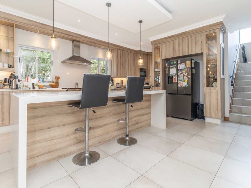 Elegant 4 Bedroom Family Home to Rent in Helderfontein Eco Estate - Photo 5