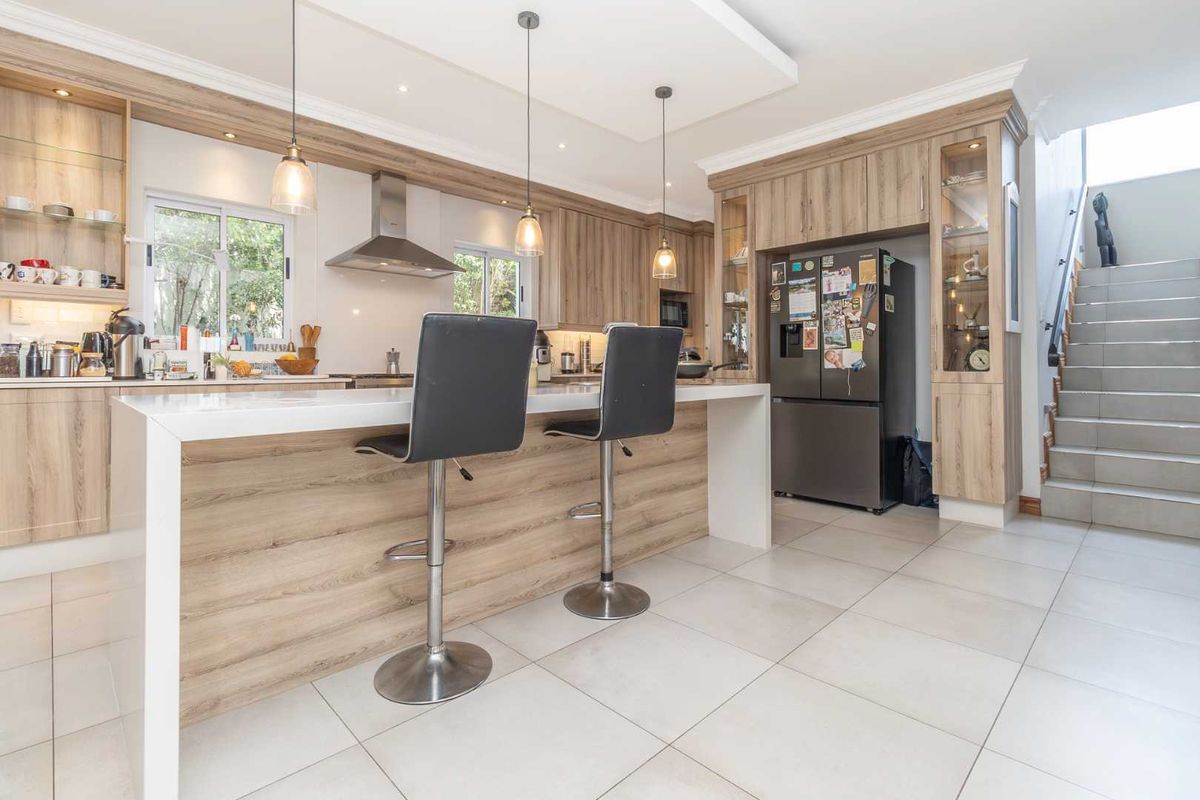 Elegant 4 Bedroom Family Home to Rent in Helderfontein Eco Estate - Photo 5