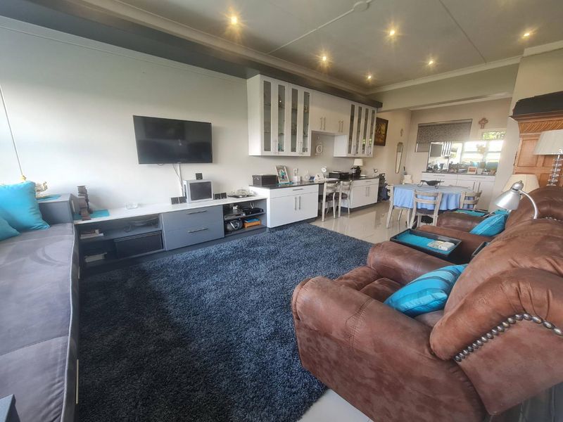 IMMACULATELY  MODERNISED FLAT - Photo 9