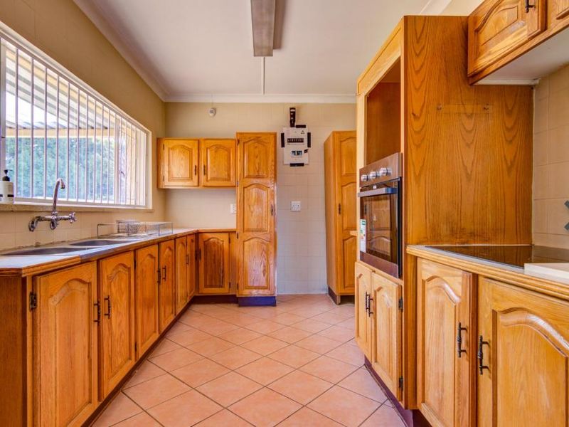 " Charming Family Home with Abundant Amenities" - Photo 4