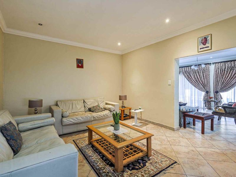 Elevated living in Waterkloof Ridge - Photo 10