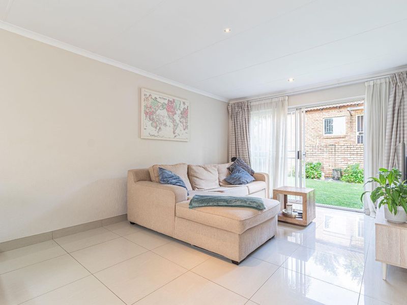Lovely neat and spacious 2 bedroom, 2 bathroom townhouse close to all important amenities. The perfect lock up and go for a young couple. - Photo 5