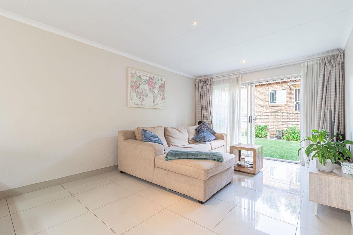 Lovely neat and spacious 2 bedroom, 2 bathroom townhouse close to all important amenities. The perfect lock up and go for a young couple. - Photo 5